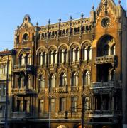 Fasada o architekturze neogotyckiej i neoromańskiej