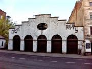 Budynek widziany z ulicy po spaleniu. Ciekawa architektura oraz stary sygnalizator widoczny po lewej